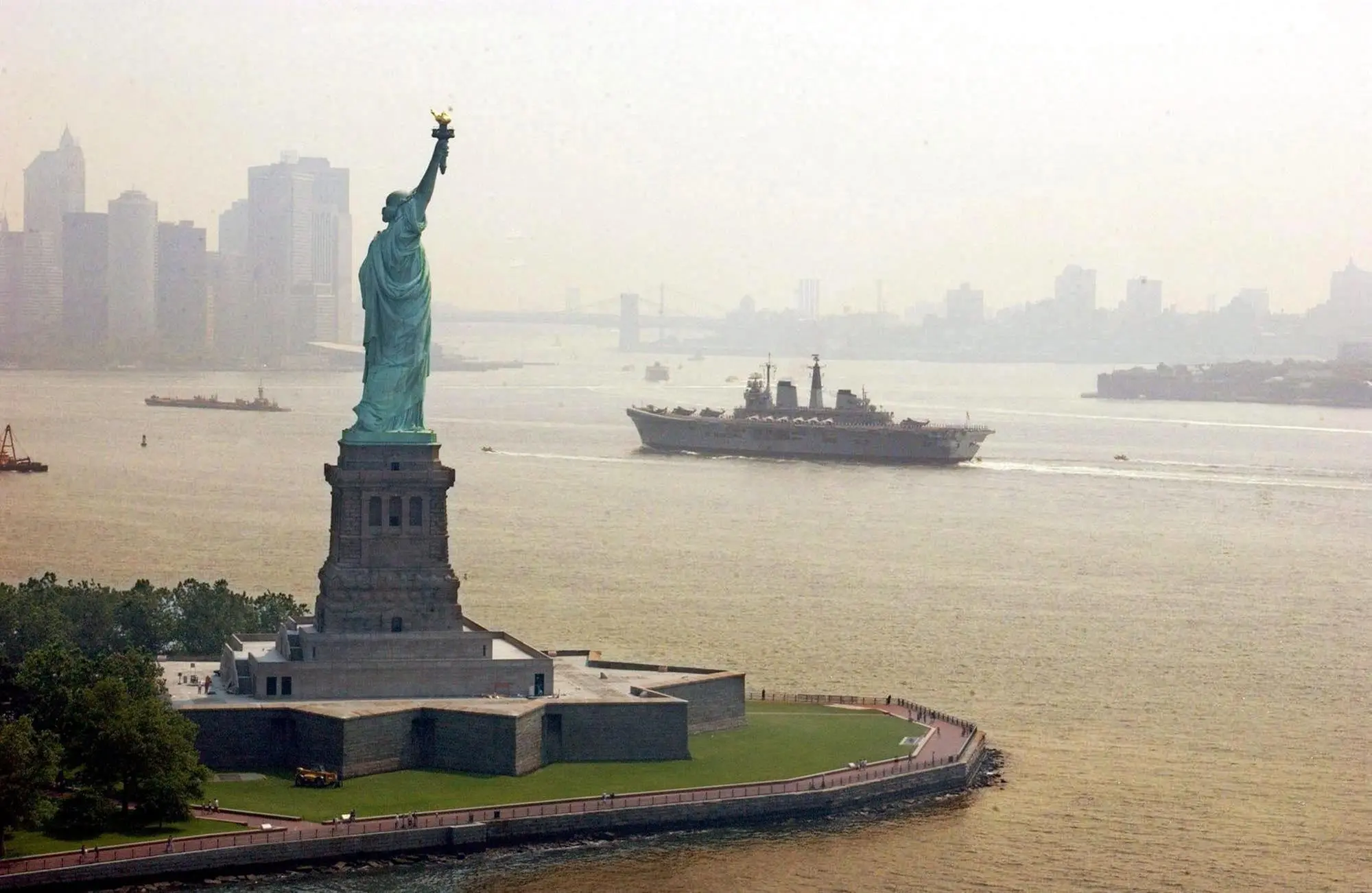 La Statua della Libertà all'ingresso del porto di New York