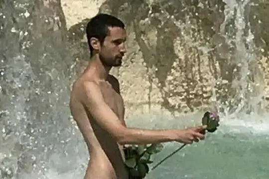 L'artista spagnolo fa il bagno nudo nella celebre fontana romana