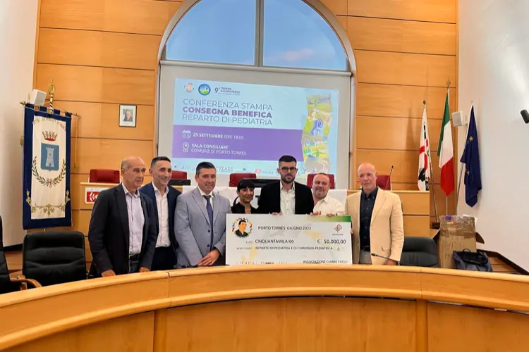 La consegna a Porto Torres della donazione alla Pediatria Aou Sassari (foto Pala)