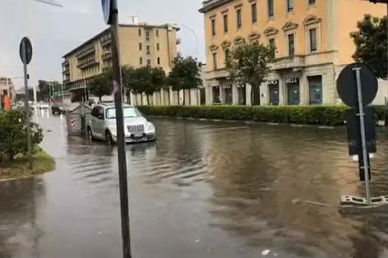 Nubifragio a Cagliari, auto come motoscafi in viale Diaz