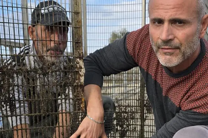 I pescatori che indicano i fori (Foto concessa)
