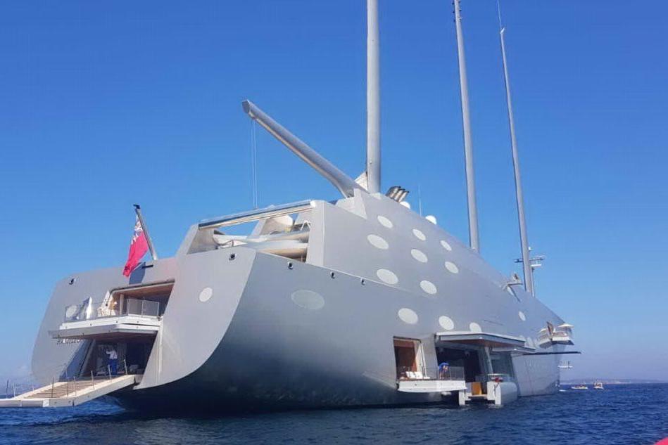 Spettacolo in Costa Smeralda, la barca a vela più grande del mondo