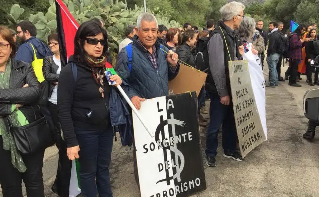 Sit-in degli indipendentisti contro l'occupazione militare in Sardegna