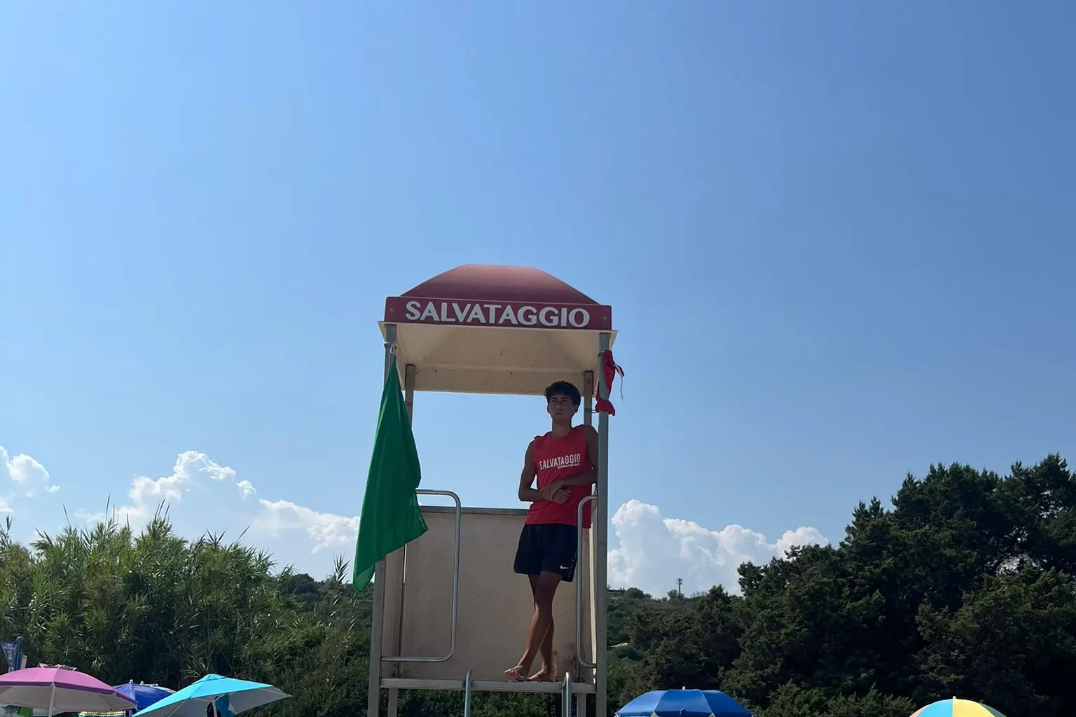 Un bagnino in servizio su una spiaggia del litorale di Tortolì (foto concessa)