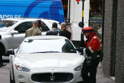 Il vigile fa la multa a Balotelli