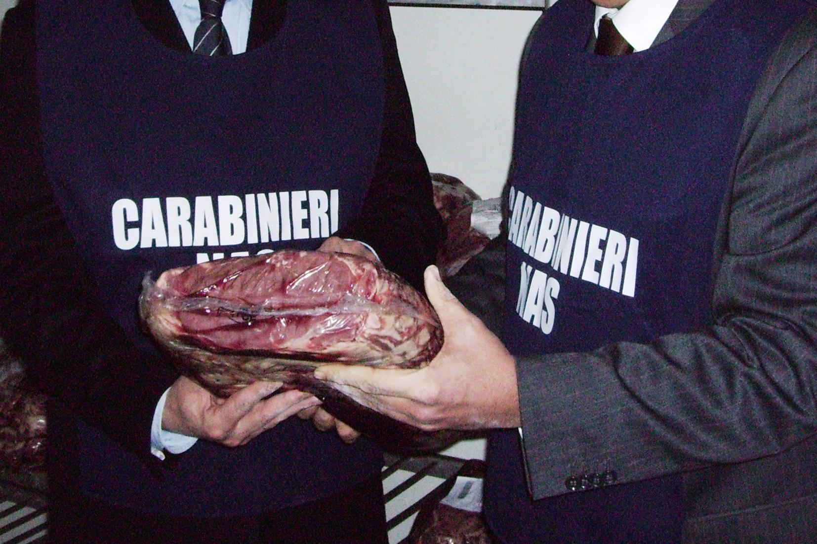 Un deposito di alimenti abusivo accanto al ristorante: la scoperta a Cagliari (foto Carabinieri)