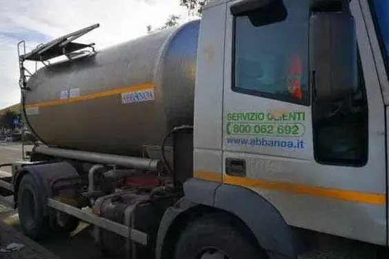 Autobotte Abbanoa (foto Pintus)