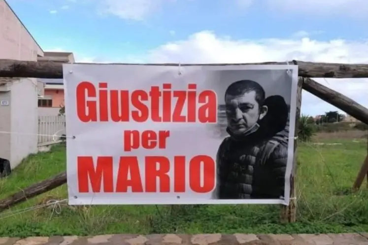 Lo striscione con l'immaggine della vittima (foto Pala)