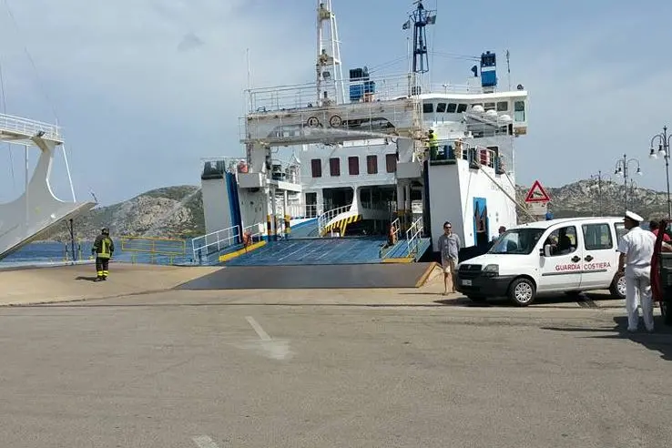 La nave "Sara D" della Delcomar in servizio all'Asinara (foto Pala)