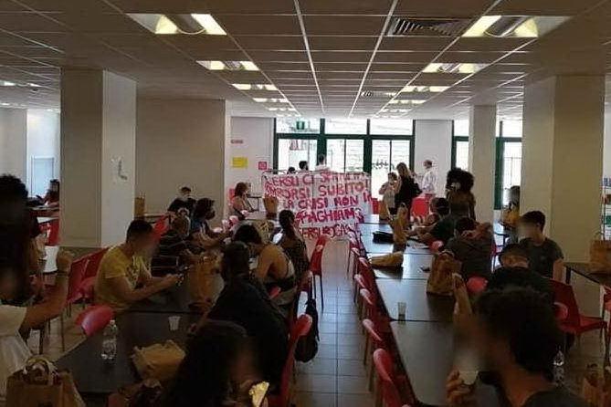 Cagliari, studenti sul piede di guerra: continua l'occupazione della mensa di via Trentino