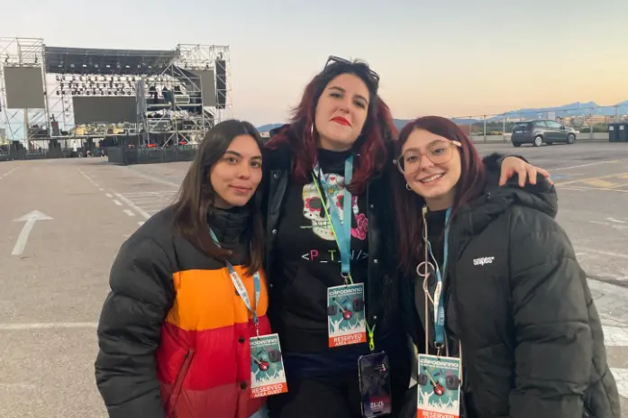 Francesca, Stefania e Mara, superfan dei Pinguini arrivate quasi 24 ore prima per il concerto