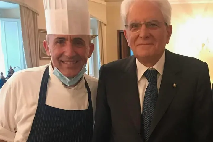 Lo chef Pietro Catzola con il presidente Mattarella (foto concessa)