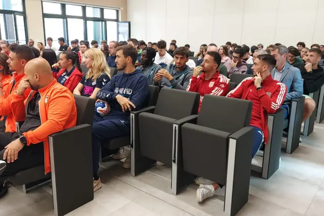 Sportivi e studenti all'incontro per il progetto "allena_Menti" (foto concessa)