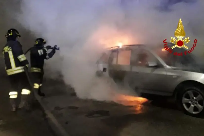 L'auto in fiamme a Sestu (foto Vigili del Fuoco)
