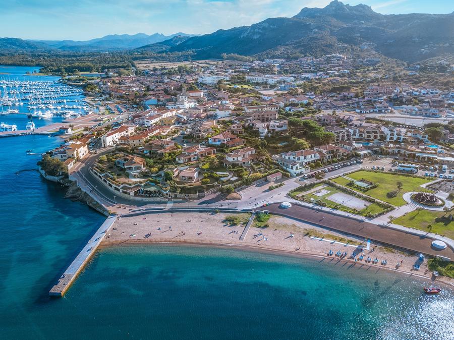 Arzachena, parcheggi a pagamento in spiagge e borghi turistici