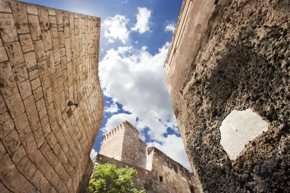 Le mura di Castello: prima cartolina in omaggio con L'Unione Sarda in edicola