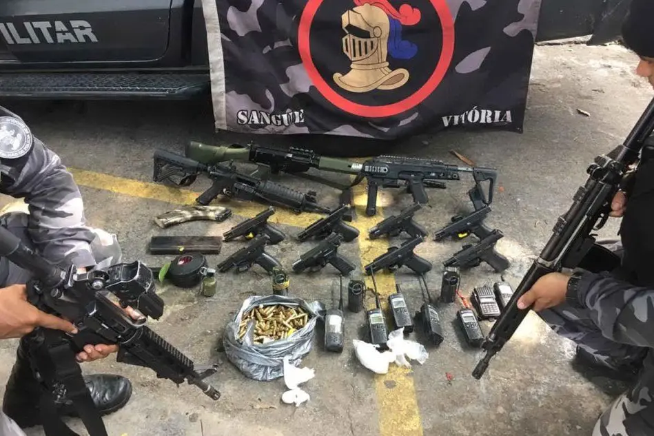 Armi e droga sequestrati durante la retata (Policia Militar Twitter)