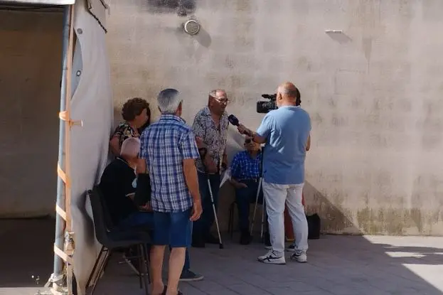 Proteste davanti al Poliambulatorio Asl Andriolu (foto Pala)