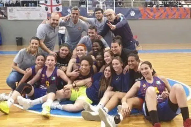 Beatrice Carta con la maglia numero 9, sullo sfondo la bandiera dei 4 mori (foto Barça CBS)