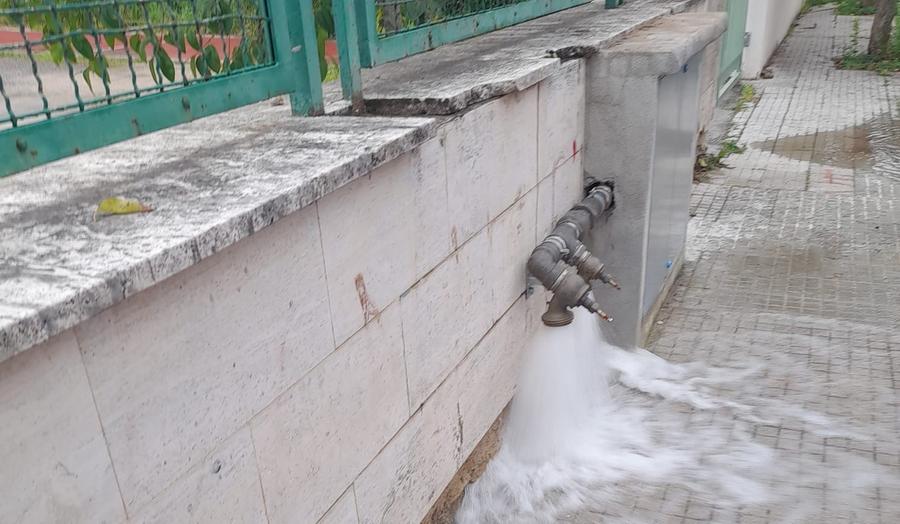 Rubinetti manomessi un fiume d’acqua in strada e parcheggi