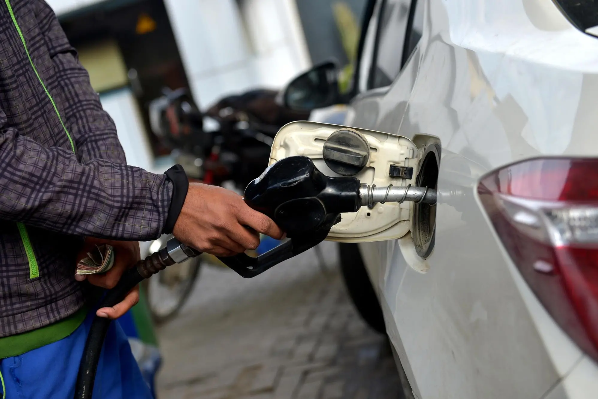 Il gasolio ora costa più della benzina (Ansa)