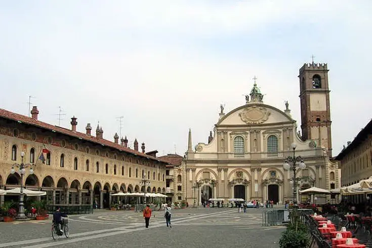 Piazza Ducale a Vigevano (fonte Wikipedia)