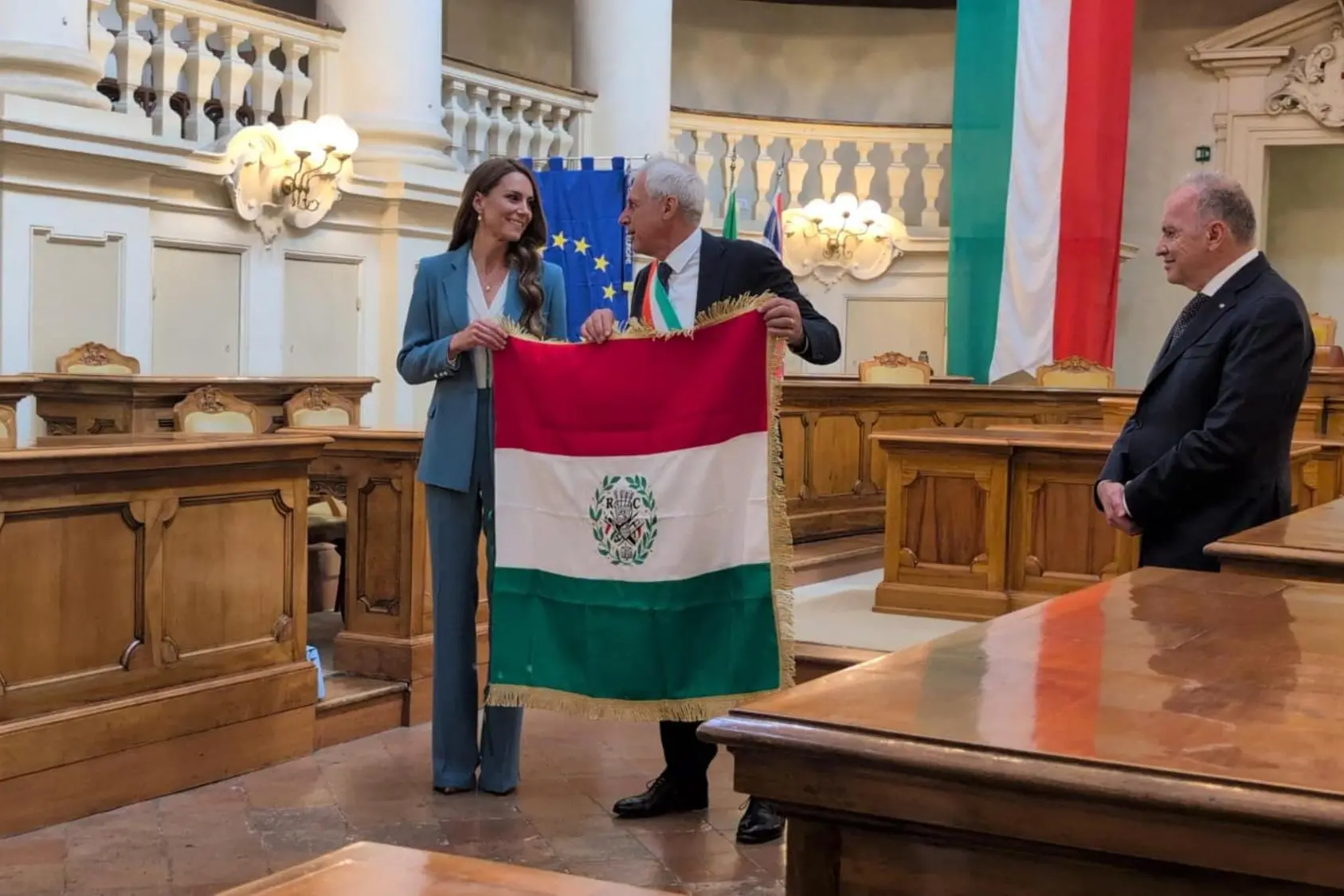 La principessa Kate con Marco Massari, sindaco di Reggio Emilia (Ansa)