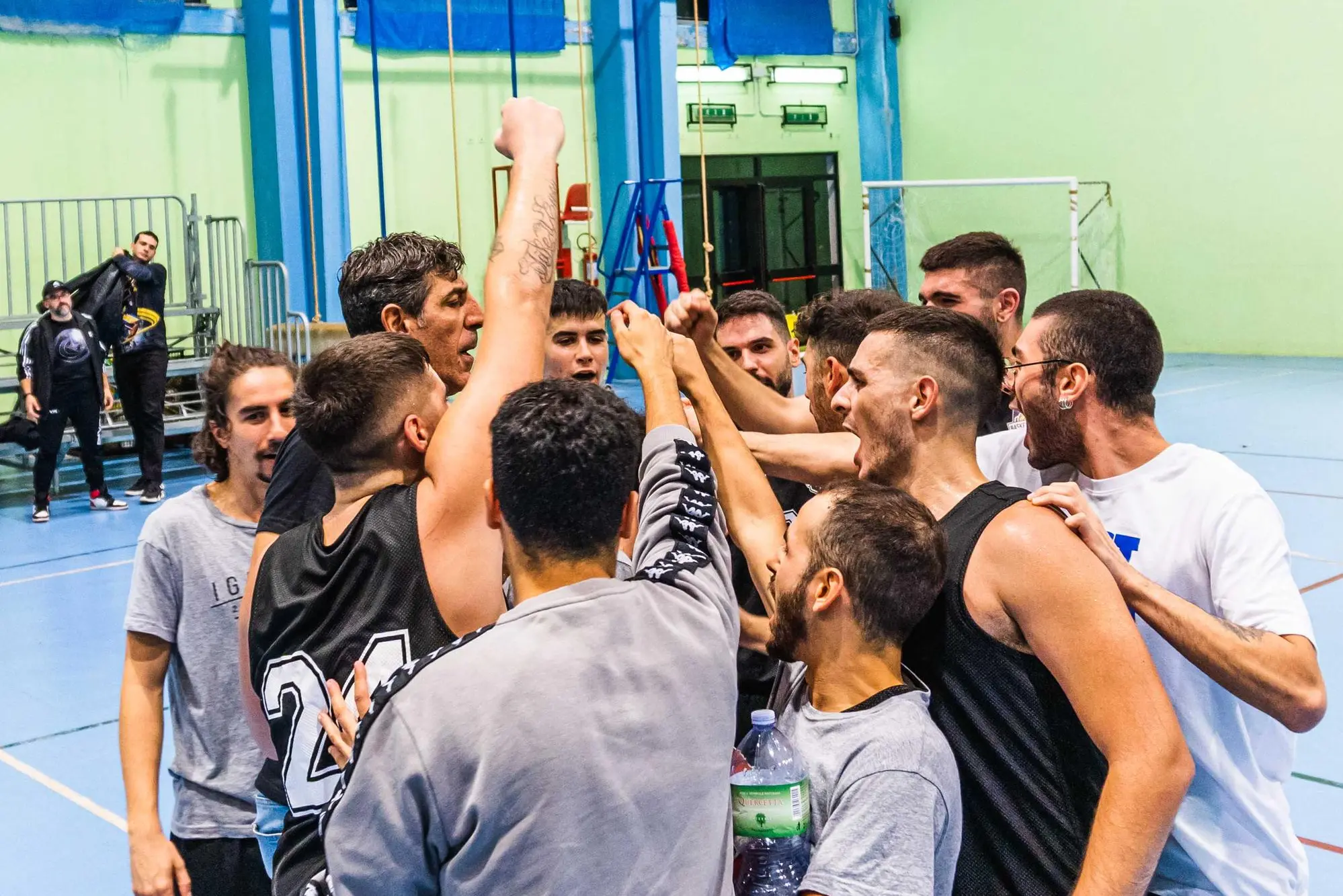 Immagine dei festeggiamenti del Basket Iglesias a fine gara (Foto di Mircea Popescu)