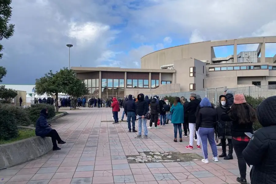 Persone in fila alla Fiera di Cagliari (L'Unione Sarda - Ungari)