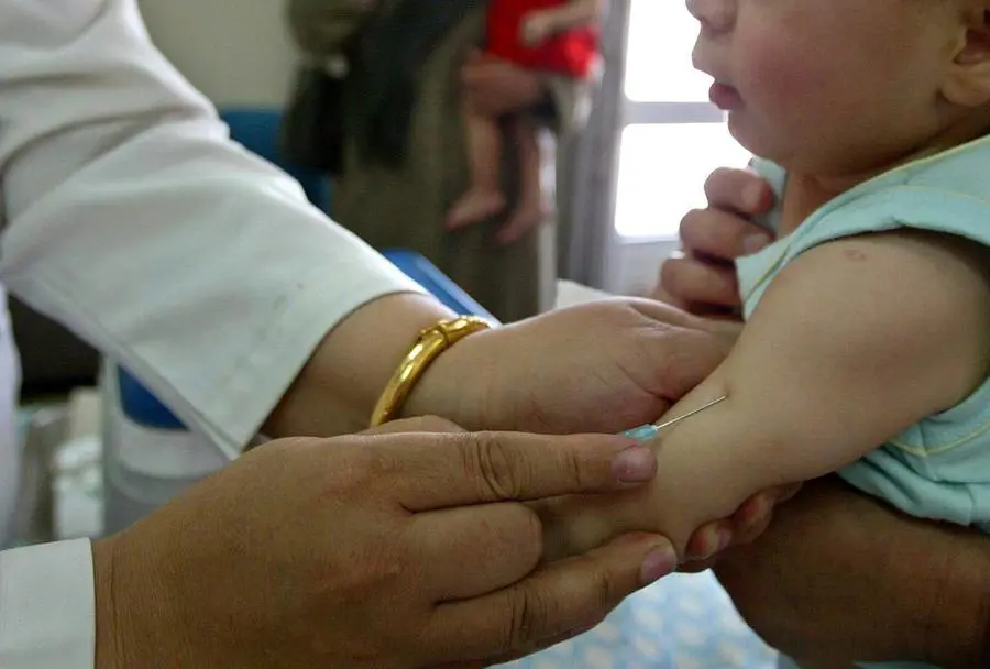 La vaccinazione di un bambino (foto Ansa/Archivio US)