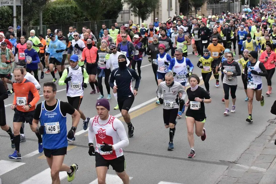 Un centinaio di sardi ha partecipato alla Maratona di Pisa