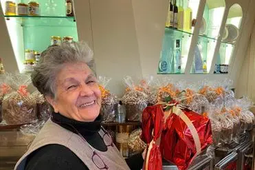 Franca Murgia con i suoi panettoni (foto Chiodino)
