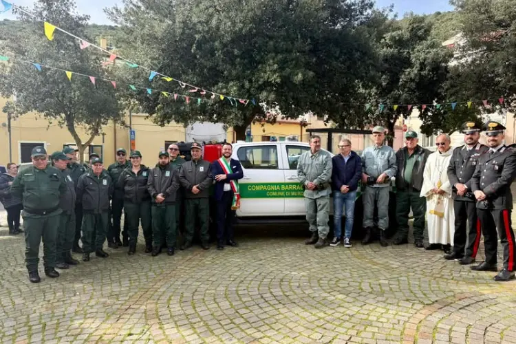 L'assegnazione del mezzo antincendio a Muros (foto concessa)