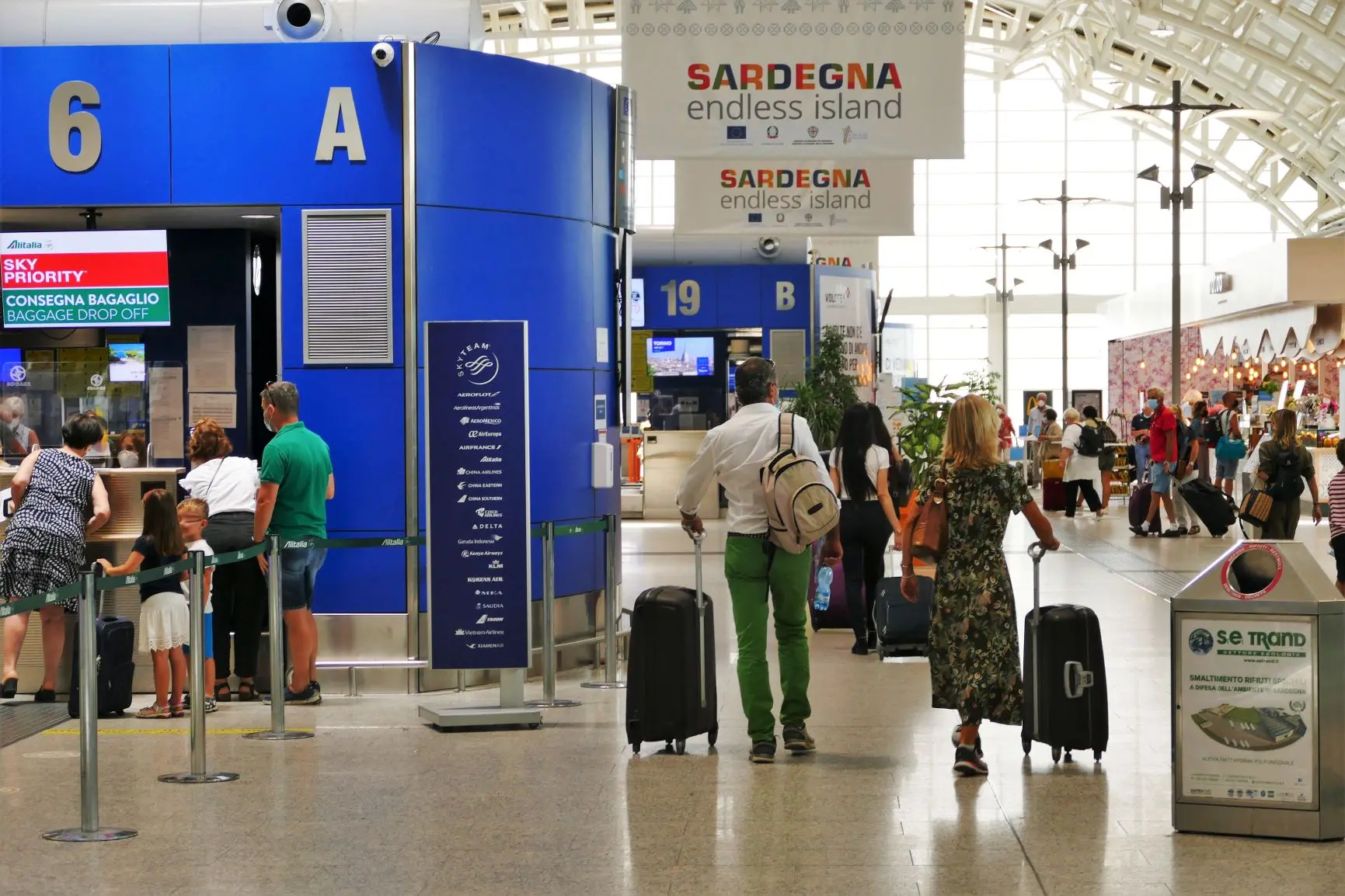 Passeggeri in aeroporto a Cagliari