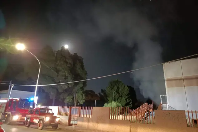 L'intervento dei Vigili del fuoco (foto L'Unione Sarda)
