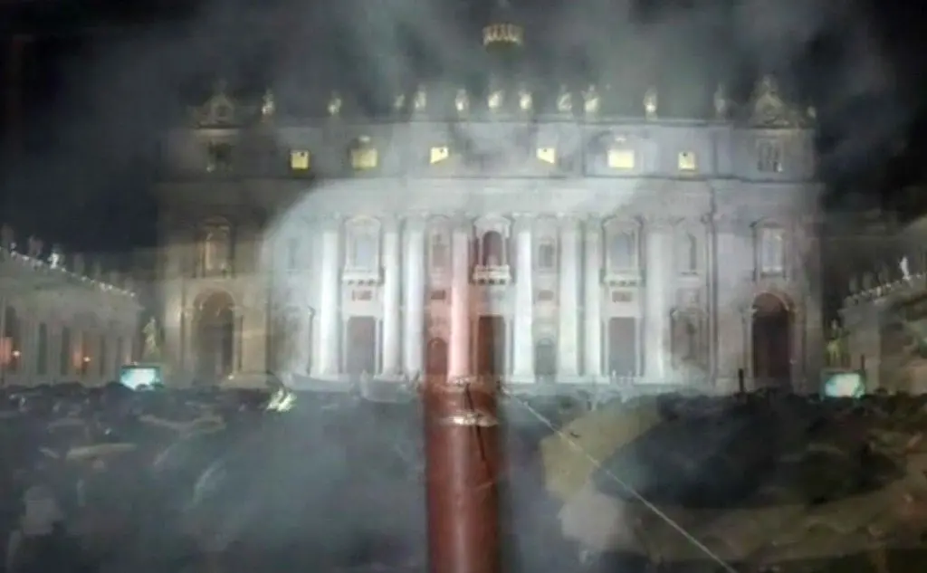 La fumata bianca in piazza San Pietro (Ansa)
