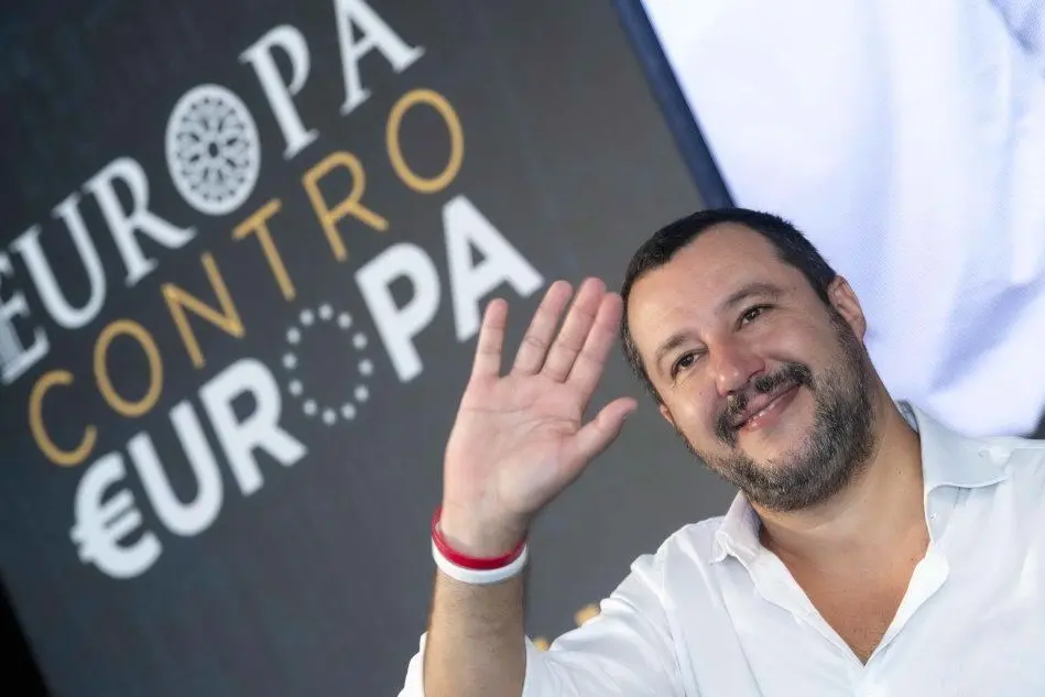 Matteo Salvini sul palco di Atreju, la festa della destra organizzata da Fdi (Ansa)
