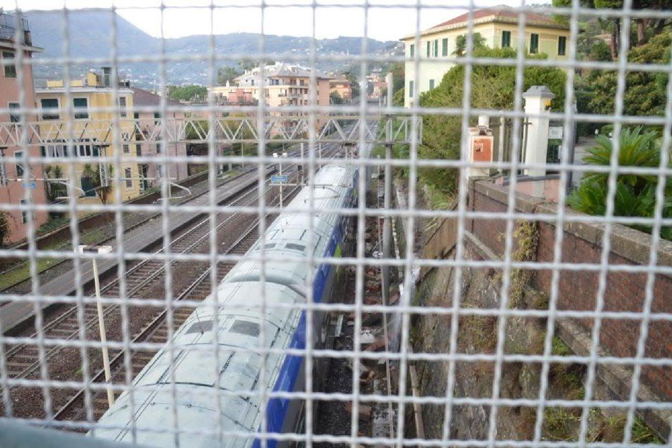 Incidente ferroviario vicino a Genova, treno deraglia a causa di una frana VIDEO