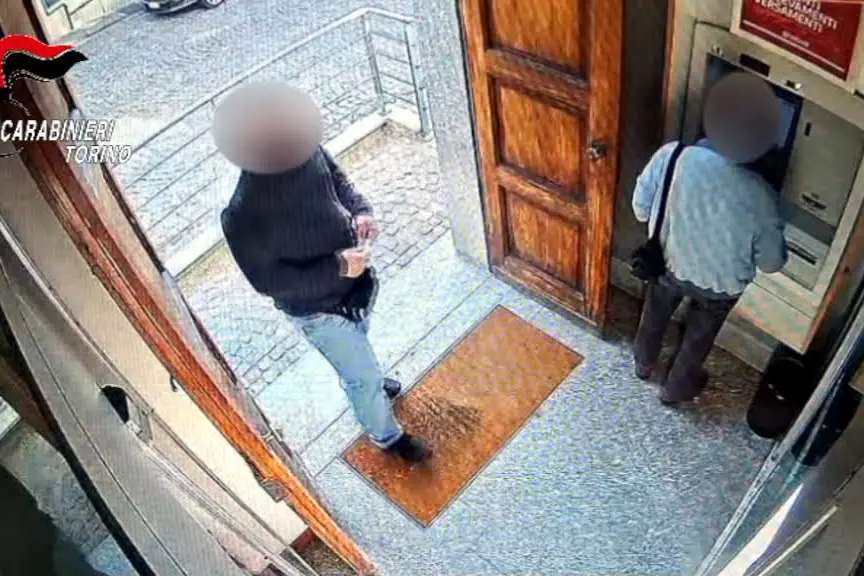 Derubava anziani al bancomat: arrestato nel Pinerolese