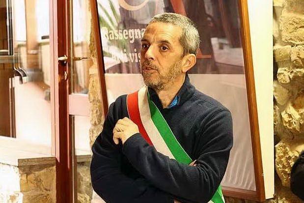 Il sindaco di Villanovaforru con la fascia tricolore (da Facebook)