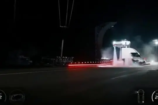 Elon Musk presenta la nuova Tesla: può quasi volare