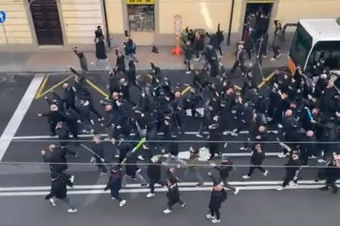 Un gruppo di tifosi per le strade di Cagliari (L'Unione Sarda)