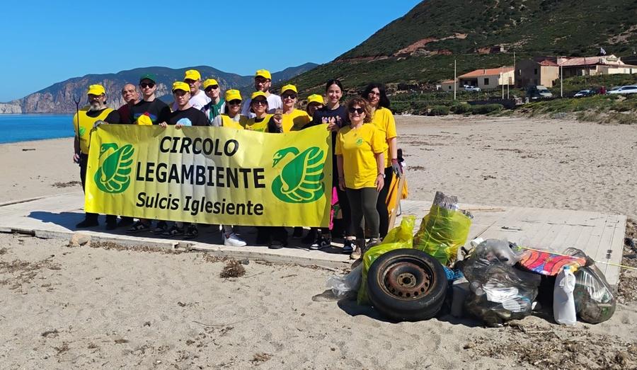 Volontari mobilitati per ripulire il litorale