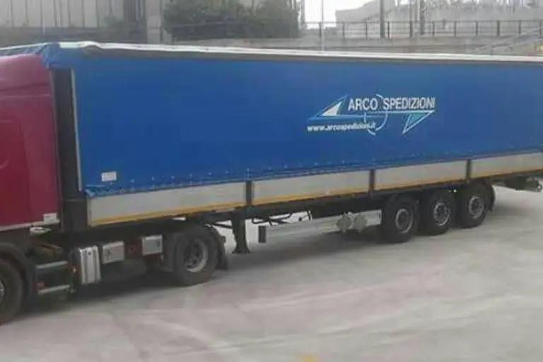 Il furgone portavalori della ditta Arco\u00A0(foto concessa)