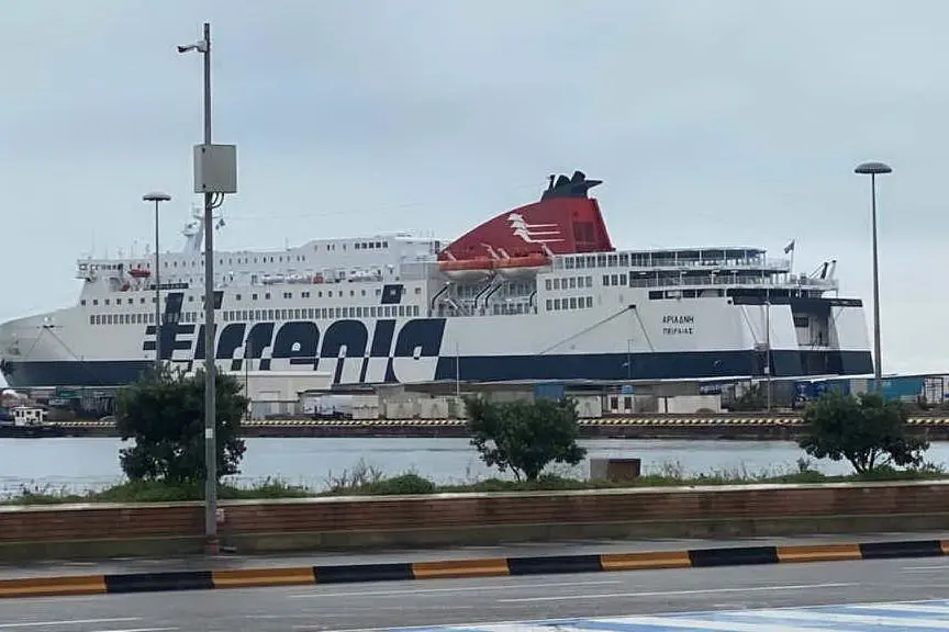 Un traghetto Tirrenia nel porto di Cagliari (foto Pili)