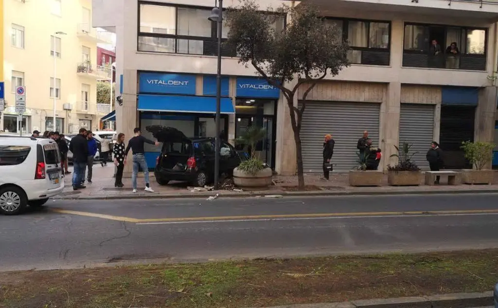 Quasi sfondata la vetrata di un dentista (foto L'Unione Sarda)