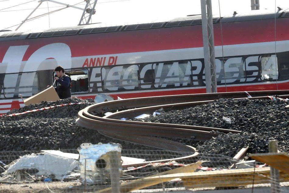 Treno deragliato: &quot;Forse un errore umano&quot;. Due morti, è il primo incidente AV in Italia VIDEO