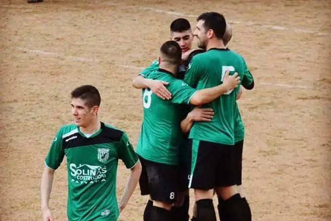 Icalciatori del Pattada festeggiano dopo un gol (L'Unione Sarda - foto Tellini)