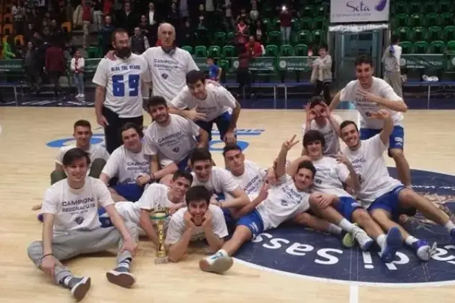 Il coach Guglielmo Roggiani con la Dinamo Under 18 (foto G. Marras)