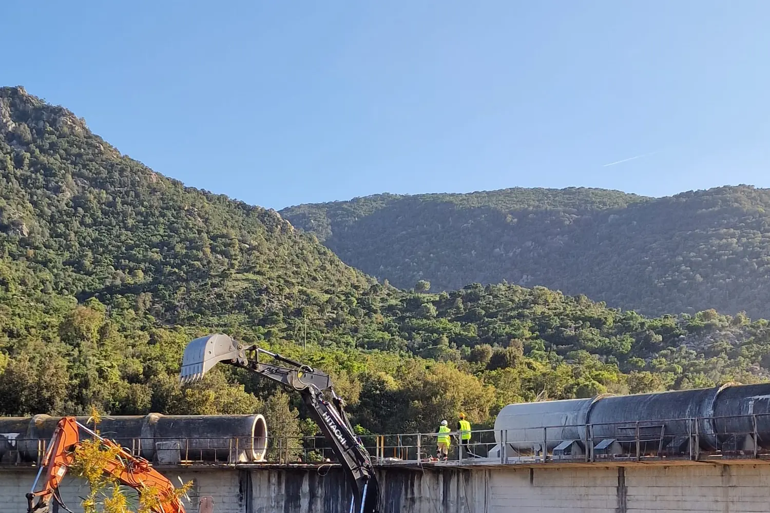 I lavori lungo la condotta rotta sul Rio Mirenu